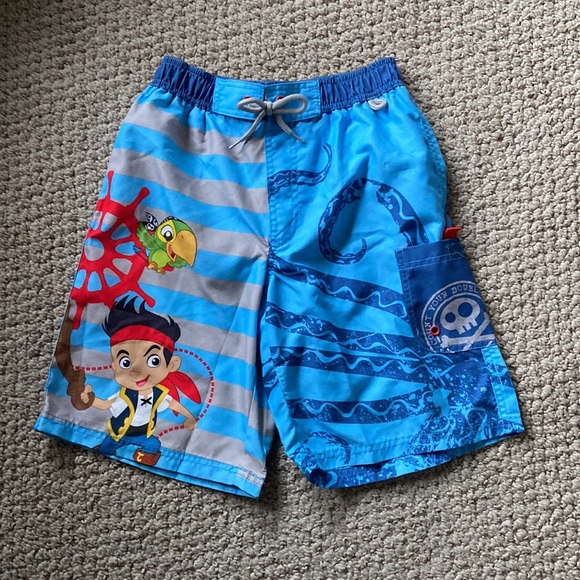 New (NWOT) Disney Jake and the Pirates Rash guard and Swim Trunk Set-Size 7/8 - Picture 6 of 11
